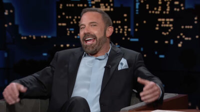 Copertina di “Mia figlia a 17 anni mi prende in giro per la mia vita sentimentale. Se le do un consiglio, mi dice ‘ah tu saresti l’esperto di relazioni?”: lo confessa Ben Affleck