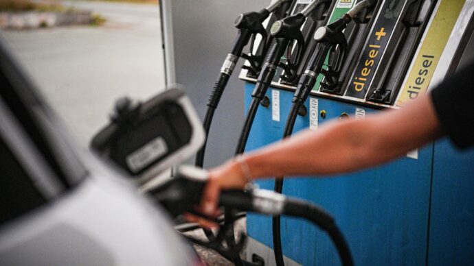 Lo sconto delle accise si dimezza: il diesel risale a 2,357 euro, in autostrada a 2,439. Lunedì inizia il price cap di Eni