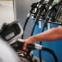 Copertina di Lo sconto delle accise si dimezza: il diesel risale a 2,357 euro, in autostrada a 2,439. Lunedì inizia il price cap di Eni