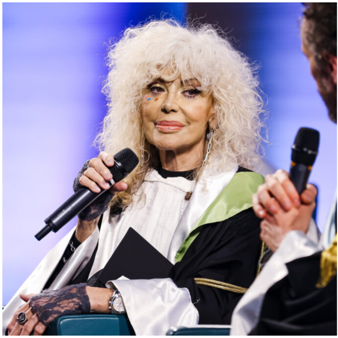 “A Emma Bonino regalavo margherite, lei ricambiava con le rose bianche. ‘Siamo margheritine’, le dicevo. Lei rispondeva: ‘No, siamo delle rose, bisogna che ci rispettino'”: Donatella Rettore commossa