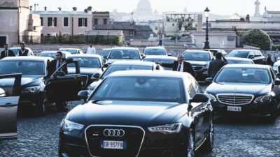 Copertina di Auto blu, consulenze e missioni: Meloni taglia 100 mln ai ministri