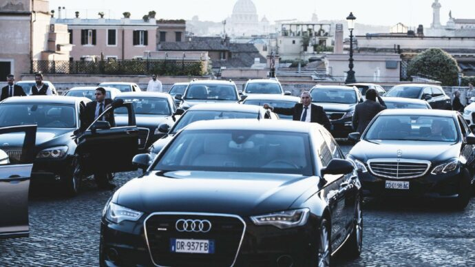 Auto blu, consulenze e missioni: Meloni taglia 100 mln ai ministri