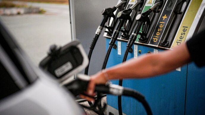 Sale ancora il prezzo del diesel. Tir e taxi minacciano lo sciopero