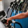 Copertina di Il decreto di Meloni non c’è, lo sconto neppure: il prezzo del gasolio torna a 2,25 euro al litro. “Il governo tradisce la promessa fatta ai cittadini”