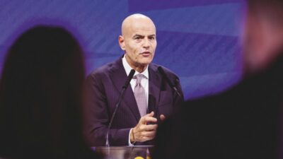 Copertina di Carburanti ancora in rialzo: diesel verso i 2,5 euro in autostrada. Il grande show del “prezzo calmierato”: non intaccherà i super profitti dell’Eni
