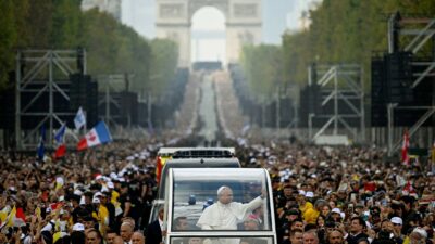 Copertina di Parigi, 800 mila fedeli accolgono papa Leone