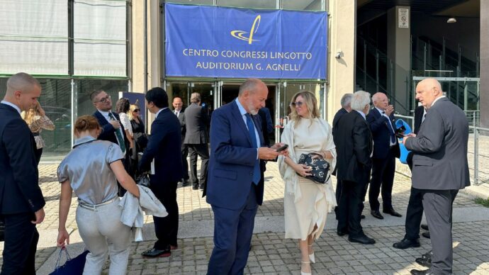 I Cavalieri in doppio petto e il sacchetto blu con la “sorpresa”