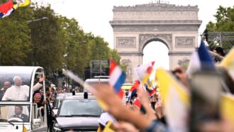 Copertina di Leone XIV conquista Parigi la laica: 800mila persone alla messa in Place de la Concorde. Presente anche Brigitte Macron