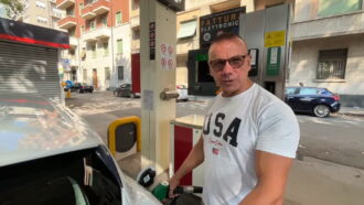 Copertina di “Devono abbassare i prezzi e basta, per noi è un problema”: l’allarme dei tassisti per il caro-carburante