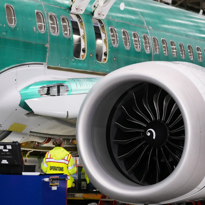 Nuovo incubo per il Boeing 737 Max: bug nel software mette a rischio l’atterraggio automatico. E le compagnie aeree già si ribellano