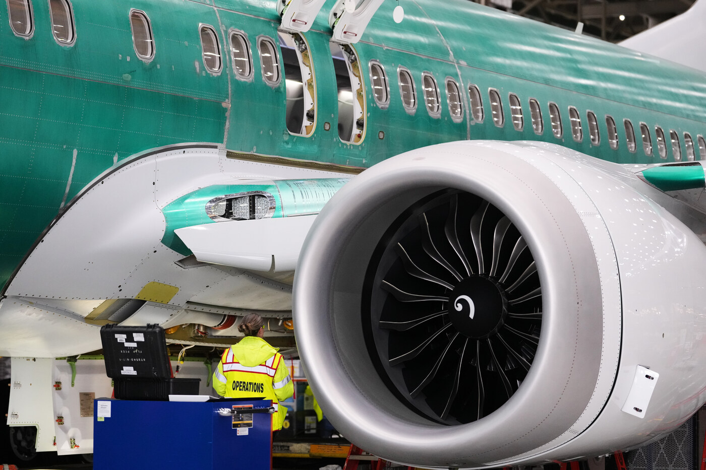 Nuovo incubo per il Boeing 737 Max: bug nel software mette a rischio l’atterraggio automatico. E le compagnie aeree già si ribellano