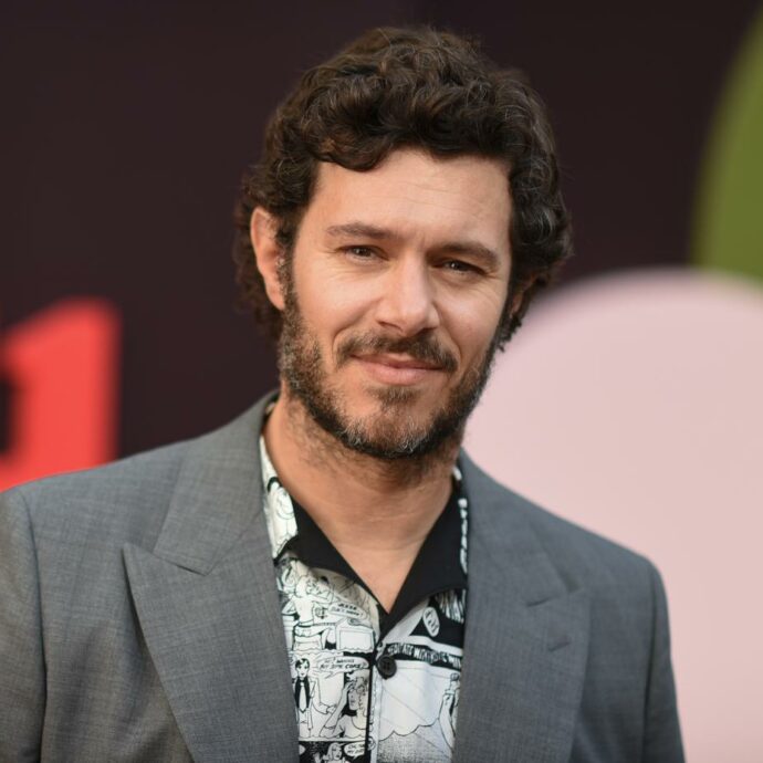 “Quello che è successo a Gaza è un genocidio, voglio una Palestina libera. È terribile ci sia stata così tanta morte e miseria”: Adam Brody si schiera
