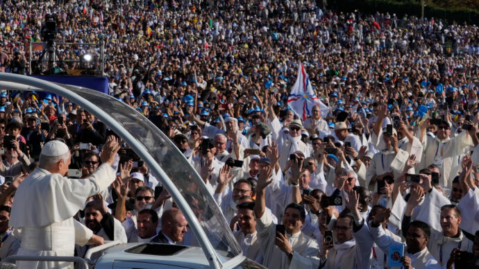 “Indispensabile riconoscere i nostri errori”: a Lourdes il Papa torna a parlare degli abusi contro minori commessi da membri del clero. E incontra 7 vittime