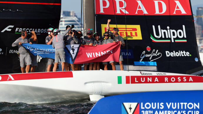 Luna Rossa trionfa ancora alle regate preliminari. E adesso sogna l’America’s Cup: nel 2027 si torna a Napoli