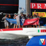Copertina di Luna Rossa trionfa ancora alle regate preliminari. E adesso sogna l’America’s Cup: nel 2027 si torna a Napoli