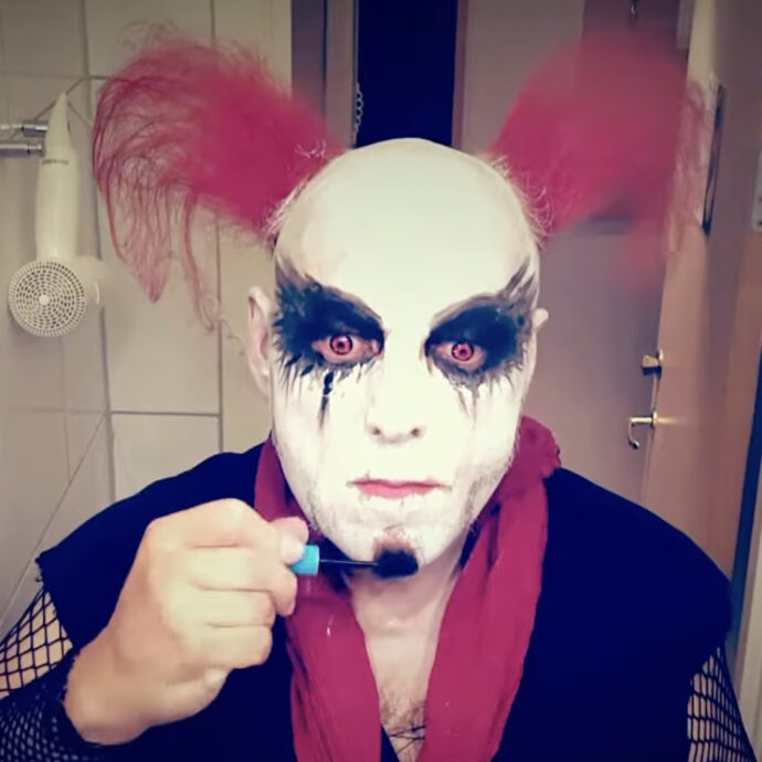 È morto Bruno Kramm, il fondatore della band tedesca Das Ich si accascia sul palco dopo il concerto a Granada