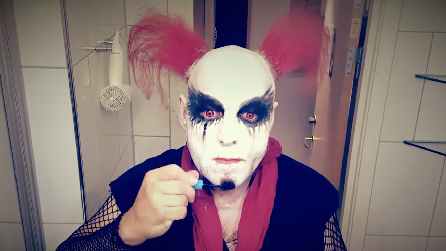 È morto Bruno Kramm, il fondatore della band tedesca Das Ich si accascia sul palco dopo il concerto a Granada