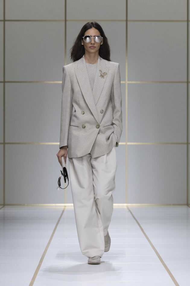“Ho messo il cotone, a Giorgio Armani non piaceva perché diceva che faceva povero”: Silvana Armani chiude la Milano Fashion Week tra oro, farfalle e la memoria dell’abito della Prima Comunione dello zio