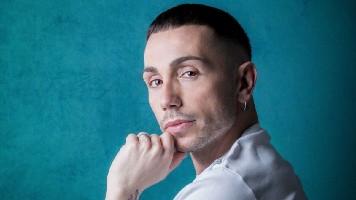 “Dopo Amici canto con Eminem. Il coming out? Gli hater dicono di voler scavare una fossa per buttarci me e mio marito. Quando diedi il primo bacio a un ragazzo tornai a casa tremando”: parla Manuel Aspidi