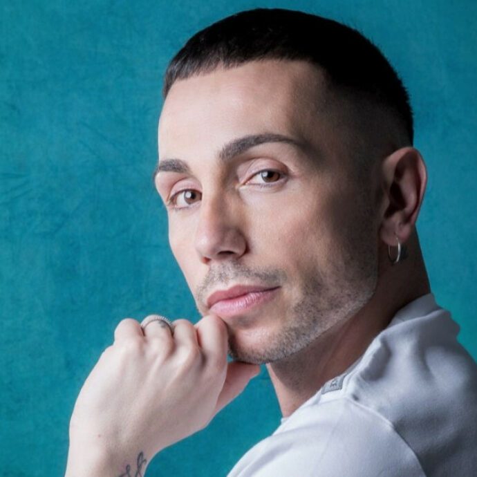 “Dopo Amici canto con Eminem. Il coming out? Gli hater dicono di voler scavare una fossa per buttarci me e mio marito. Quando diedi il primo bacio a un ragazzo tornai a casa tremando”: parla Manuel Aspidi