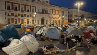 Copertina di Centinaia di manifestanti accampati in Puerta del Sol per il diritto alla casa: la protesta a Madrid dopo lo sfratto di una 87enne