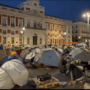 Copertina di Centinaia di manifestanti accampati in Puerta del Sol per il diritto alla casa: la protesta a Madrid dopo lo sfratto di una 87enne