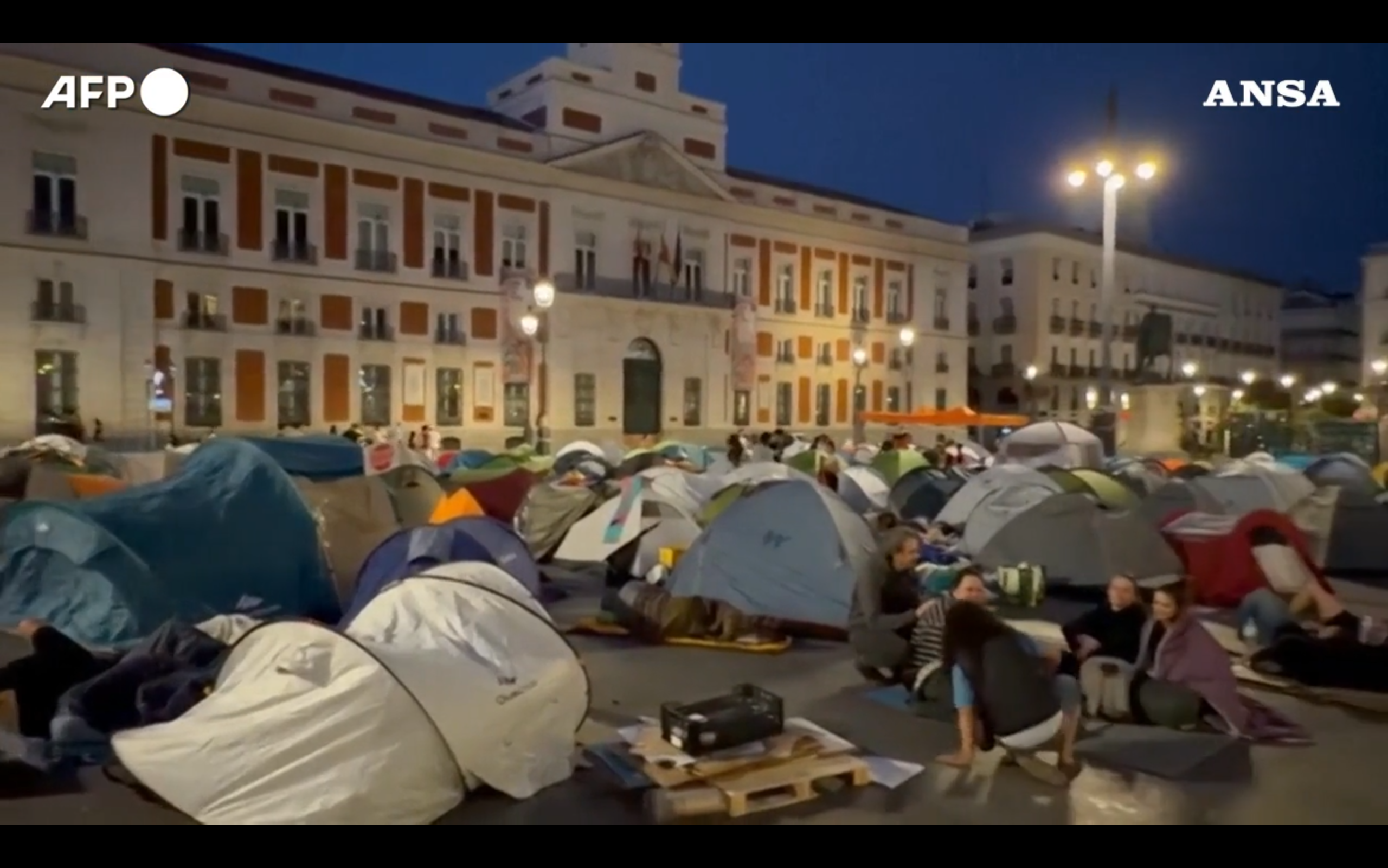 centinaia di manifestanti accampati in puerta del sol per il diritto alla casa la protesta a madrid dopo lo sfratto di una 87enne da Ilfattoquotidiano.it centinaia di manifestanti accampati in puerta del sol per il diritto alla casa la protesta a madrid dopo lo sfratto di una 87enne