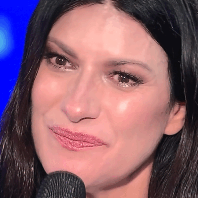 Copertina di “Dopo la pandemia avevo deciso che volevo smettere, ma la mia famiglia e i miei migliori amici mi hanno dato la forza per tornare a cantare”: Laura Pausini si commuove