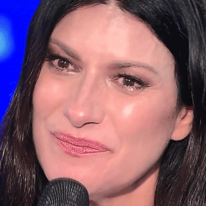 “Dopo la pandemia avevo deciso che volevo smettere, ma la mia famiglia e i miei migliori amici mi hanno dato la forza per tornare a cantare”: Laura Pausini si commuove