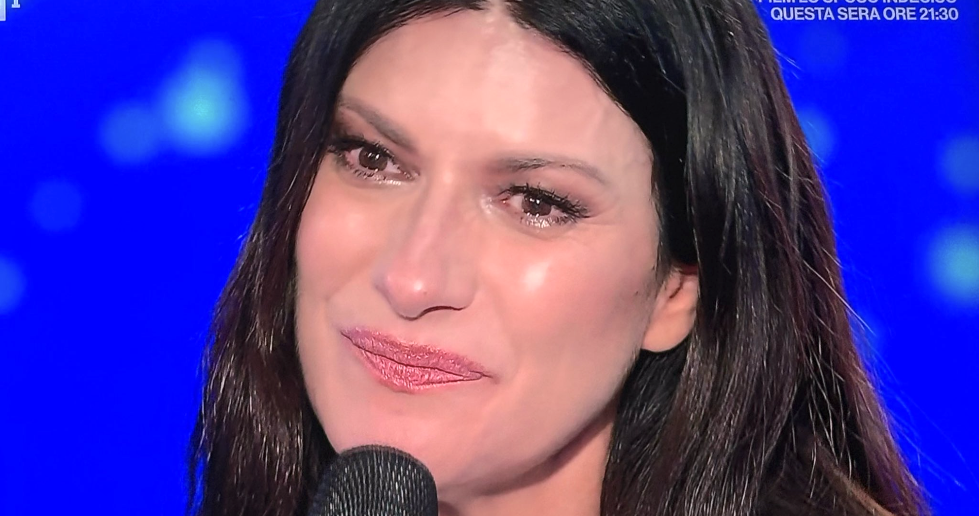“Dopo la pandemia avevo deciso che volevo smettere, ma la mia famiglia e i miei migliori amici mi hanno dato la forza per tornare a cantare”: Laura Pausini si commuove