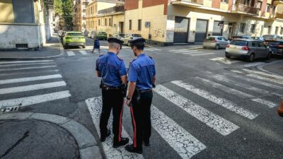 Copertina di Travolge con l’auto un bimbo di 5 anni e fugge, arrestata. “Voleva investire il padre che è il suo ex compagno”