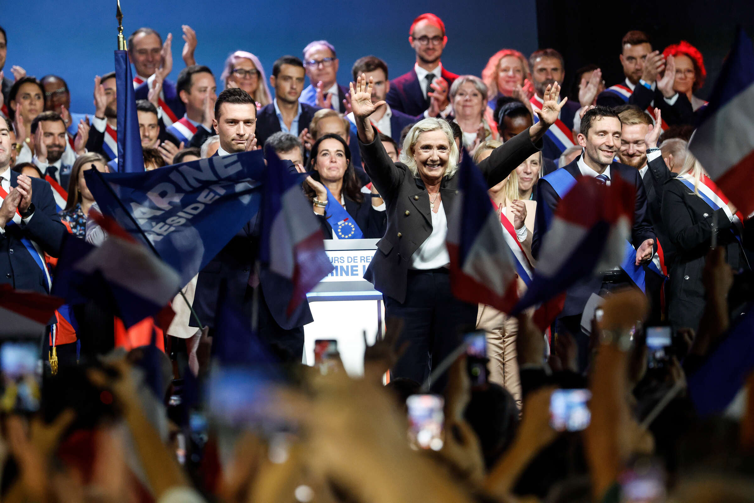 Francia, nuova vittoria di Le Pen alle elezioni per il Senato. Anche i dipendenti pubblici contro il governo: attese 160 manifestazioni