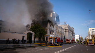 Copertina di Ucraina, raid con droni russi in centro a Kiev: colpita anche l’Accademia delle Scienze. Morta una donna, 19 feriti – video