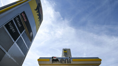 Copertina di Carburanti, da oggi in vigore il tetto Eni. Ma l’effetto sulla media nazionale dei prezzi è minimo: meno di 1 cent/litro. Auto in coda e distributori esauriti in diverse città