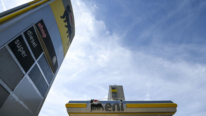 Carburanti, da oggi in vigore il tetto Eni. Ma l’effetto sulla media nazionale dei prezzi è minimo: meno di 1 cent/litro