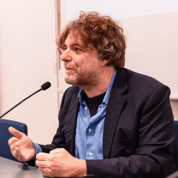 “Ho lasciato le Iene per Tv2000. Non sono bravo, perché devo costringere Davide Parenti a discussioni quando sono io che non sono capace? L’ho liberato da questa pesantezza”: parla Alessandro Sortino