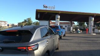 Copertina di Tetto Eni ai carburanti: automobili in coda e distributori esauriti in diverse città