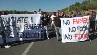 Copertina di Trattori in strada e traffico bloccato: gli agricoltori protestano contro il caro carburanti. “Il prezzo dei prodotti aumenterà”