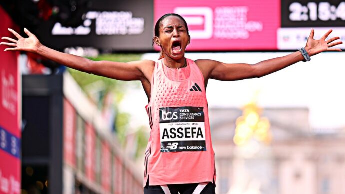 L’impresa di Assefa: vince la maratona di Berlino con il tendine d’Achille rotto. “Era completamente staccato, correva su una gamba sola”