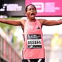 Copertina di L’impresa di Assefa: vince la maratona di Berlino con il tendine d’Achille rotto. “Era completamente staccato, correva su una gamba sola”