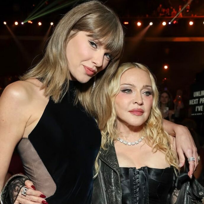 “Il vestito si alzò e mi rimase fuori una chiappa in diretta. Dietro le quinte il mio manager mi disse che la mia carriera era finita”: lo sfogo di Madonna dopo il premio “artista dell’anno” ai VMA 2026