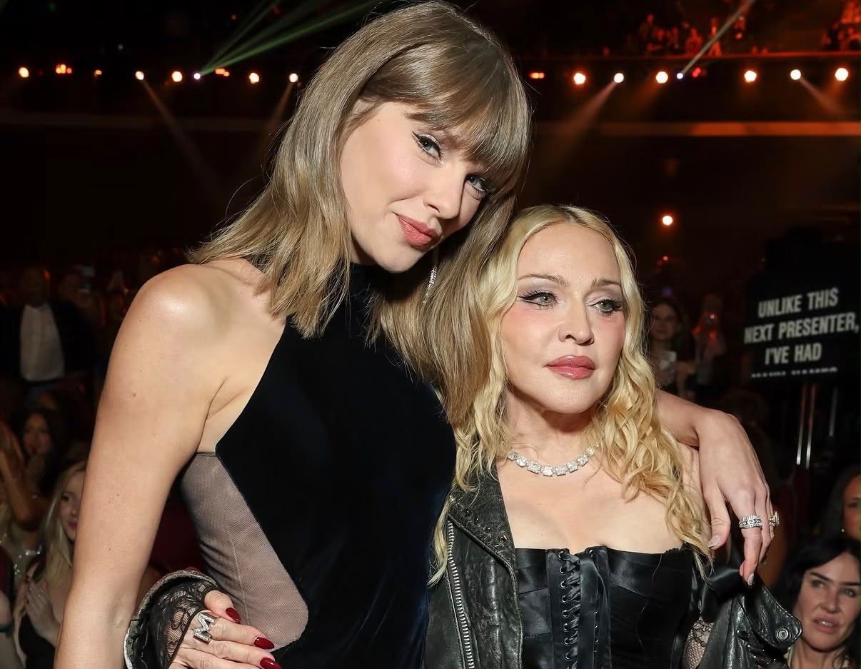 “Il vestito si alzò e mi rimase fuori una chiappa in diretta. Dietro le quinte il mio manager mi disse che la mia carriera era finita”: lo sfogo di Madonna dopo il premio “artista dell’anno” ai VMA 2026