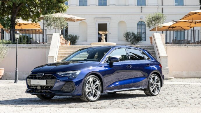 Audi A3, trent’anni e non sentirli. La berlina dei quattro anelli si aggiorna e costa meno – FOTO