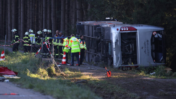 Bus partito da Milano per l’Oktoberfest si ribalta in autostrada in Germania: due morti e 26 feriti