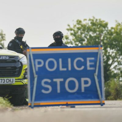 Copertina di Esplosivi alla base Raf di Fairford: i 5 uomini arrestati sono cittadini britannici. Indagini su collegamenti con Iran o Russia
