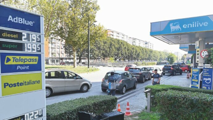 Carburanti giù ma di poco. File all’Eni e primi scioperi