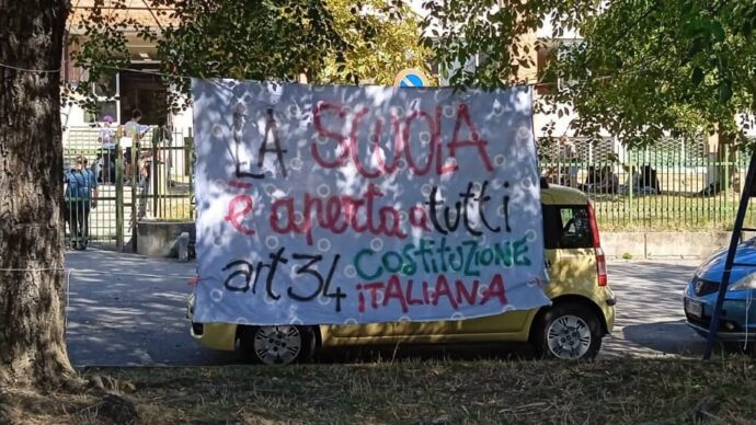 “La scuola è aperta a tutti”: lo striscione affisso a Pinerolo e rimosso dai Carabinieri è tornato dov’era