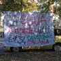 Copertina di “La scuola è aperta a tutti”: lo striscione affisso a Pinerolo e rimosso dai Carabinieri è tornato dov’era