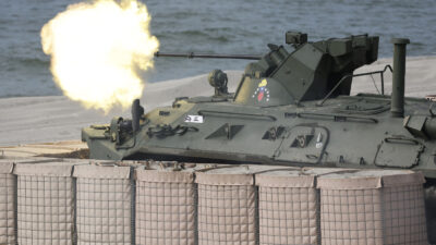 Copertina di La Russia scrive alla Nato: “Basta con le provocazioni su Kaliningrad. Siamo pronti a usare tutto il nostro arsenale per difenderla”