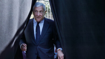 Copertina di Tajani difende Al-Sisi: "Condannate tre persone, non l'Egitto" (video). Le opposizioni accusano: “Indecente”. Lui: “Ho fotografato la sentenza”